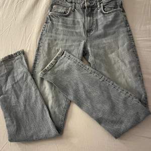 Midweist jeans från zara med slits ner till nästan aldrig använda, skriv för mer bilder❤️
