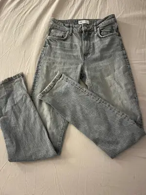 Midweist jeans från zara med slits ner till nästan aldrig använda, skriv för mer bilder❤️