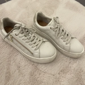 Skor - Använda fåtal gånger, fläckarna går att torka bort🤍