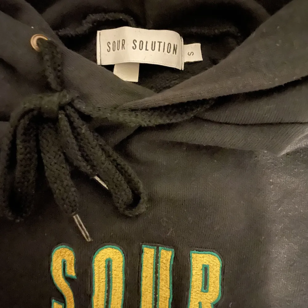 Säljer nu min Sour solution hoodie då den är för liten för mig. Jättebra skick och är väldigt skön. Skriv ifall du undrar något och priset kan diskuteras!😁. Hoodies.