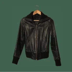 Skinnjacka  - Svart skinnjacka från second hand! Köparen står för frakten eller mötas upp i Linköping<3