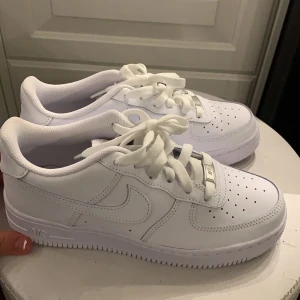 Vita Nike Airforce  - Helt nya! Aldrig använda  Råkade bli en dubbelbeställning!! Så om nån vill ha en ett par nya skriv!!