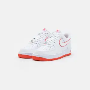 Nike air force 1 white/picante red Aldrig använt 