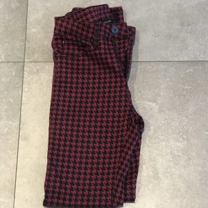 Byxor  - Stretchiga Jeans/ tygbyxor i storlek 36 Innehåller:  65% Bomull, 33% Polyester, 2% Elastan 