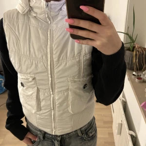 Dunväst från Y.d  - Står storlek 158 (alltså barnstorlek) men passar mig som vanligtvis har XS/S. Ser nästan helt ny ut. 