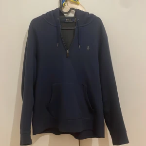 Polo Ralph Lauren half zip  - Polo Ralph Lauren half zip hoodie  Skick 9/10  Storlek S Priset kan diskuteras 