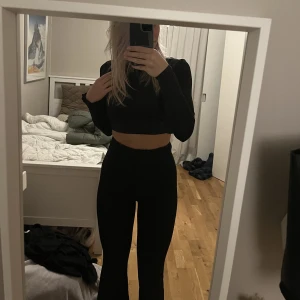 Kostymbyxor - Säljer mina oanvända kostymbyxor från chiquelle pga att jag inte använder dem. De är lite långa i benen på mig som är 169. Köparen får stå för frakten.