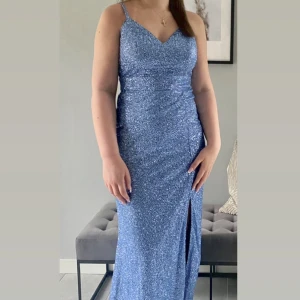 Balklännig - Så fin blå glittrig klänning, perfekt för bal och bröllop. Endast använd 1 gång💞