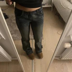 Lågmidjade utsvängda jeans  - Snygga lågmidjade utsvängda jeans. Bra skick. Midjemått över 42cm. Innerbensmått 88cm. Skulle säga att de är stl 40. Någon stora på mig. 