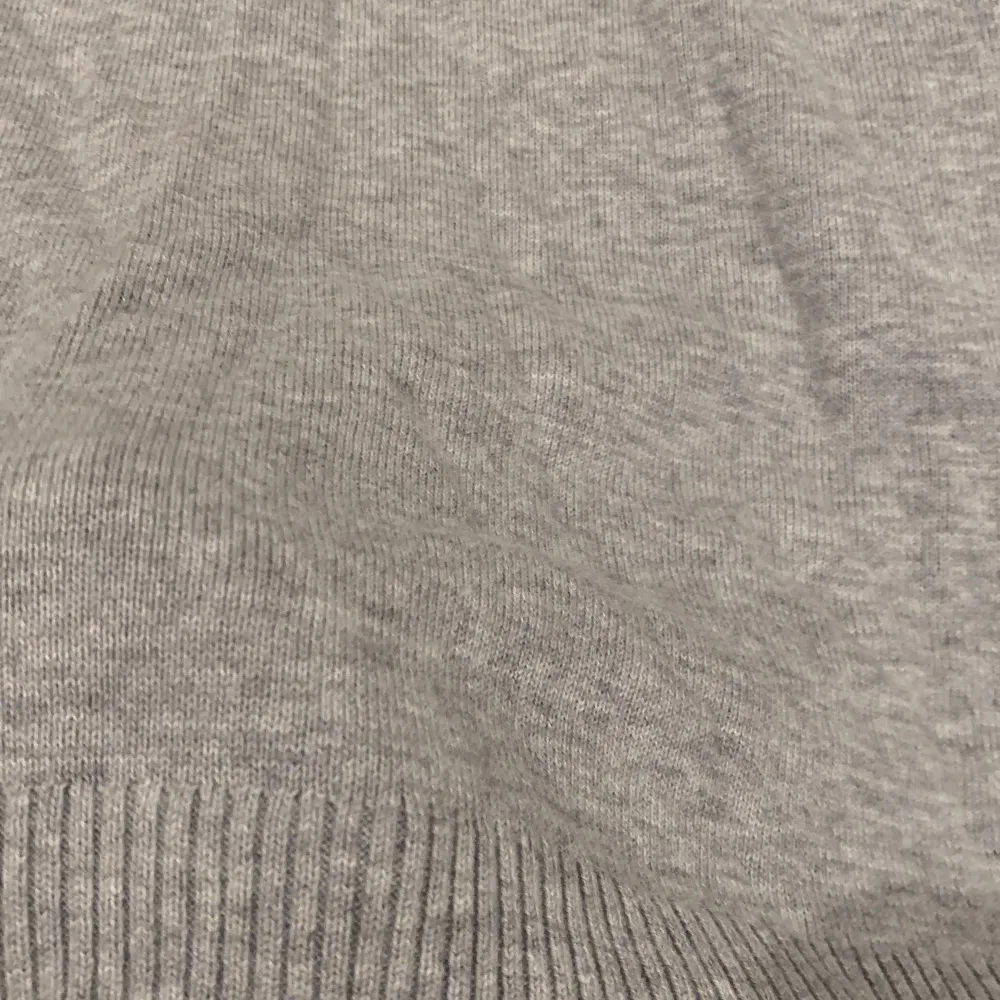 Snygg stickad grå tröja från Beneton. Stickat.