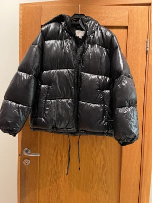 Svart puffer jacka  - Så fin och super varm vinterjacka från hm, köptes förra året och är endast använd fåtal gånger och är därför i nyskick. 