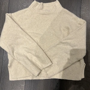 Stickad tröja - Säljer min fina stickade tröja från bubbleroom. Bra skick❤️❤️