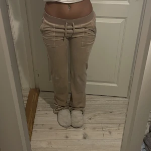 Juicy Couture  - Beiga Juicy i storlek xs använda Max 2 gånger. Säljer då de ej kommer till användning (det är bara att höra av sig vid frågor eller för fler bilder). Ny pris 1100kr