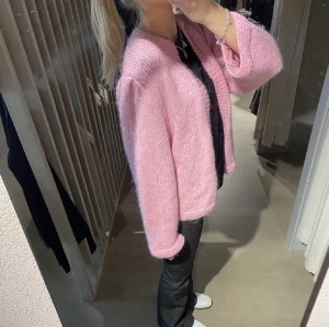 Rosa stickad tröja - Jätte söt rosa stickad tröja köpt här på Plick. Säljer den då den tyvärr var en aning för stor för mig. 