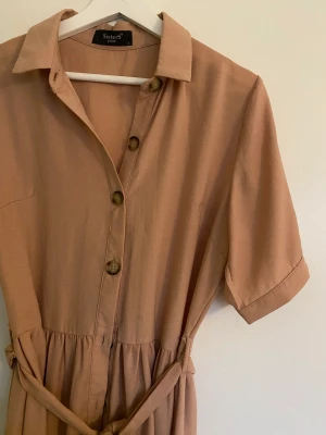 Kläning - Klänning i cerise 