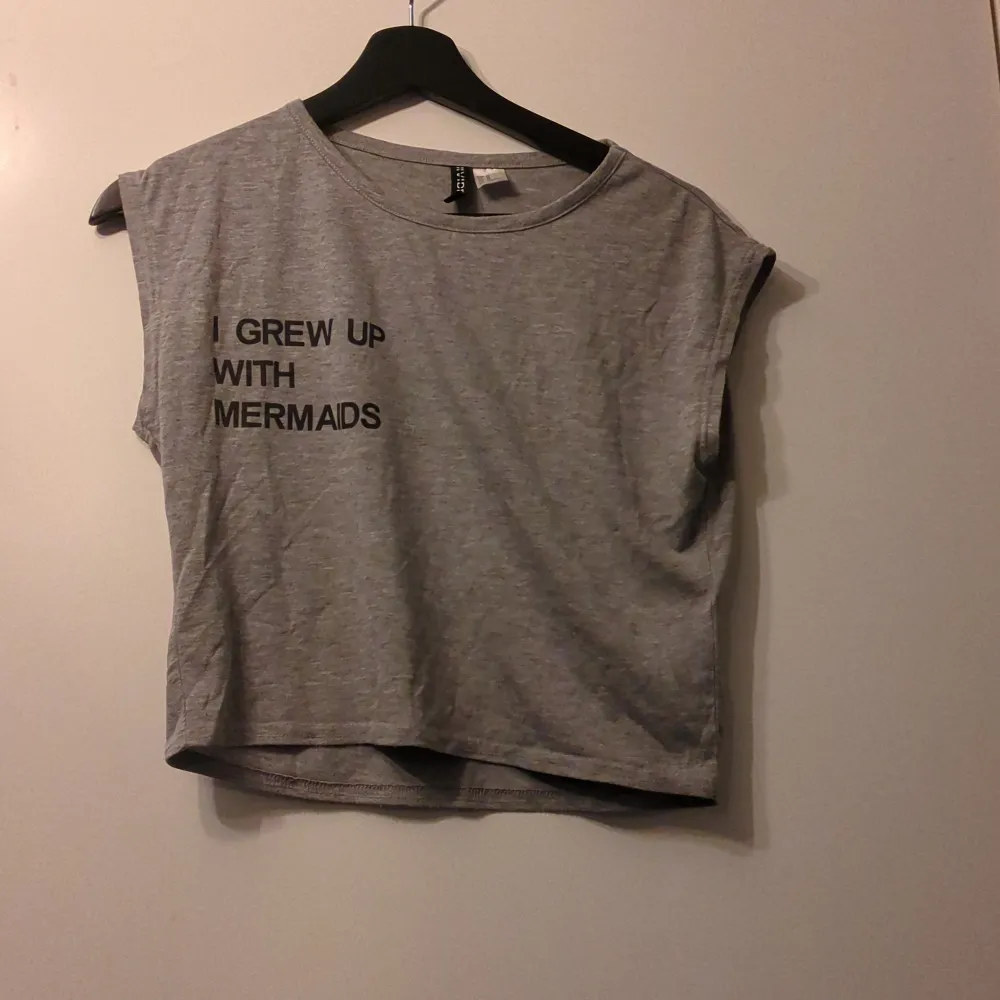 Söt grå t-shirt magtröja med texten 