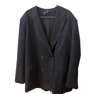 svart oversized blazer - säljer denna asnygga oversized kavajen som sparsamt använts.   blazern har inga defekter och är i princip ny. om du har frågor så är det bara att kontakta mig.