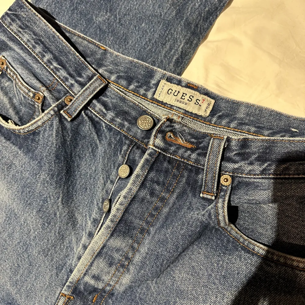 Jeans köpta second hand från guess . Jeans & Byxor.