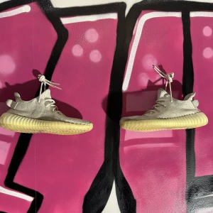 Yeezy boost 350 V2 ”Cream” - Tjena säljer mina yeezys då de bara tjena säljer mina ÄKTA yeezys som legat på skohyllan ett bra tag nu!  Skick 7/10 men smutsiga på bilder.. TVÄTTAS såklart innan försäljning