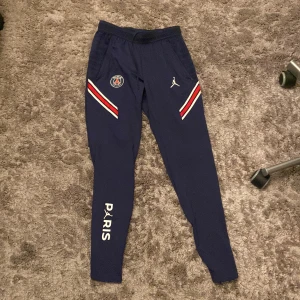 Psg Jordan träningsbyxor  - Aldrig använda Psg träningsbyxor, mycket bra skick. Väldigt tunna och är bra för om man kör t.ex. fotboll.