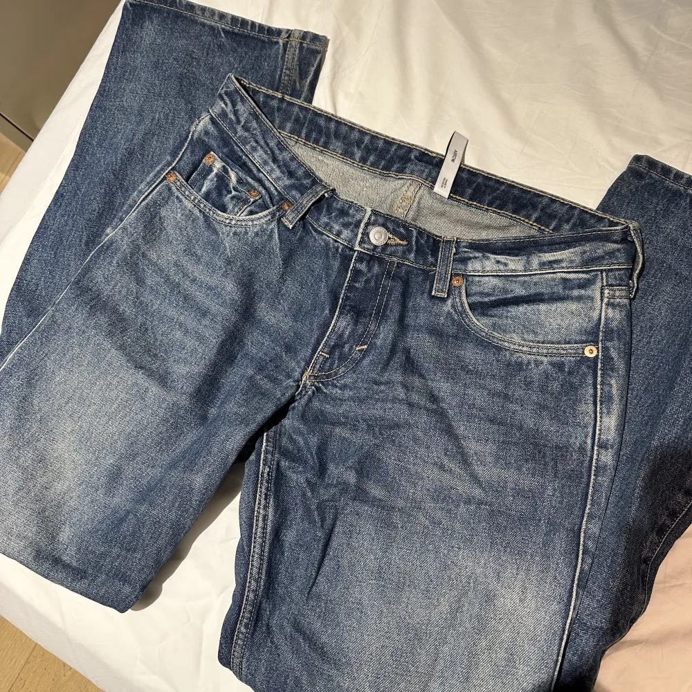 Jeans från weekday i modellen arrow köpte förra året men knappt använda, super snygg färg och passform. Jeans & Byxor.