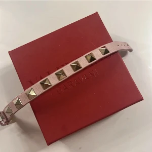 Valentino armband  - Säljer mitt valentino armband då den inte kommer till användning 