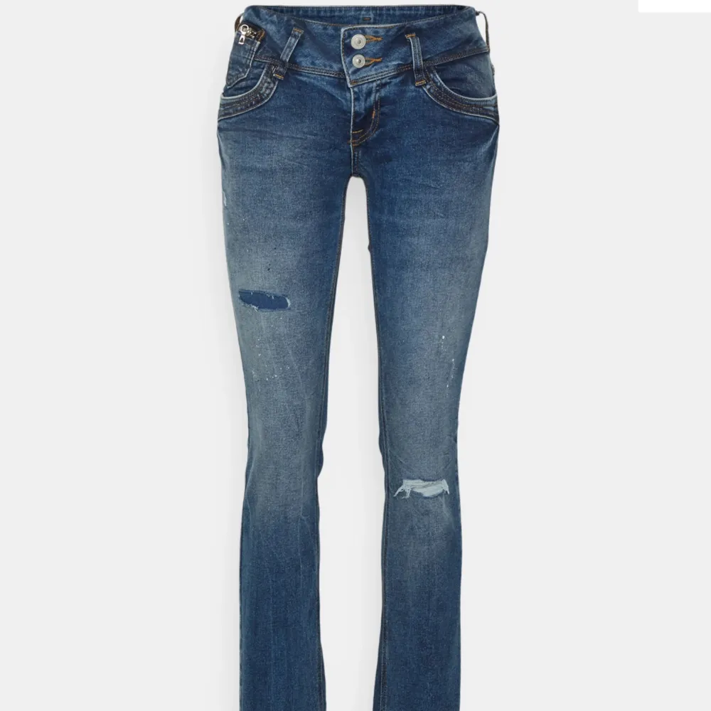 Säljer mina eftertraktade och slutsålda lowwaist ltb jeans. Köpte dom för bara någon vecka sedan men har nästan aldrig kommit till användning och därför säljer jag dom. Som sagt är de i nyskick och har inga defekter alls!  Hör av er om ni har frågor!❤️ . Jeans & Byxor.