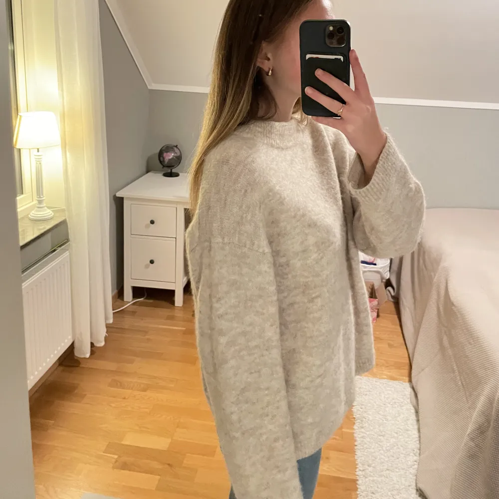 Sååå snygg och varm hm tröja i nyskick! Originalpris: 600. Den är använd bara ett fåtal gånger. 35% alpaca ull och 35% vanlig ull som gör den extra varm! Modellen är lite oversized/boxig 🥰 Färgen skulle jag säga är lite spräckligt ljusbeige/beige! 🎀. Stickat.