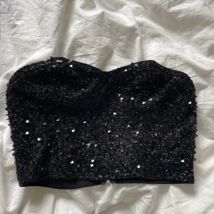 Glittrig topp - Glittrig topp med dragkedja på ryggen, storlek S. använd köp nu❤️