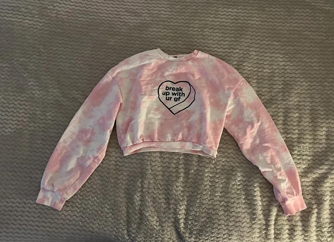 Ariana Grande cropped tee