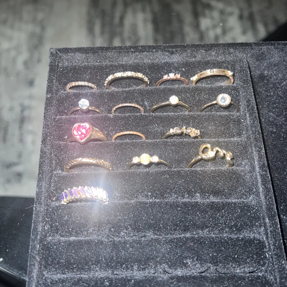15 styckna guld färgade ringar, beroende på vilken man köper kan priset variera och för alla 120 kr, 15 kr för att skick om man betalar privat annars kan man använda köp nu. Accessoarer.