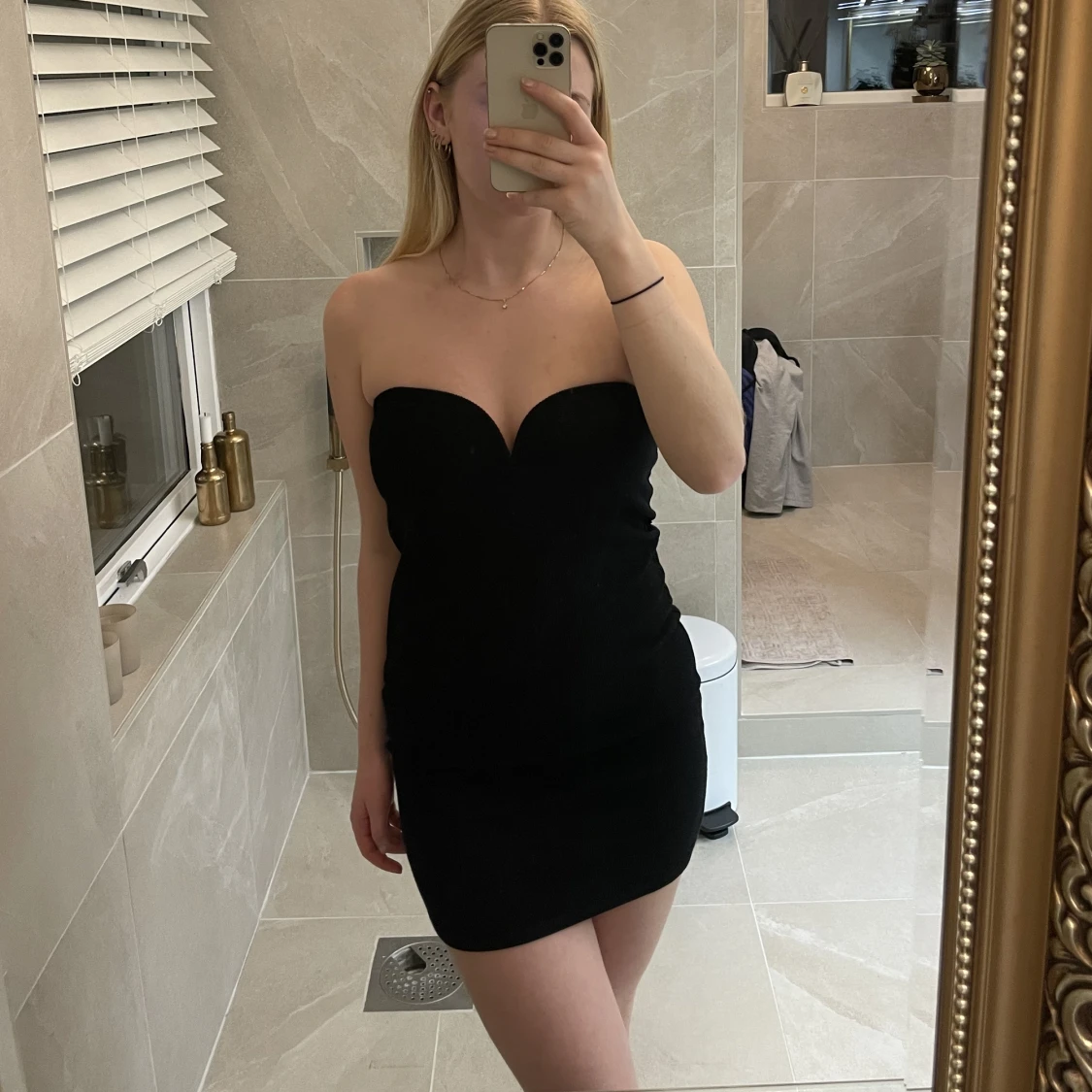 H&m svart miniklänning  - 90