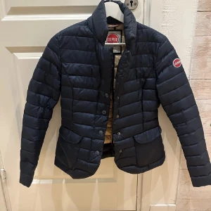 colmar Jacka - jätte snygg Colmar jacka i en väldigt unik modell, som tyvärr inte kommer så ofta till användning!❤️ skriv för fler frågor❤️pris går att sänka vid snabb affär