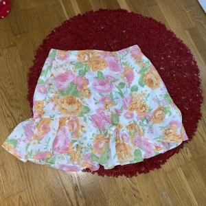 Kjol från gina tricot  - Kjol från gina tricot  Storlek 34