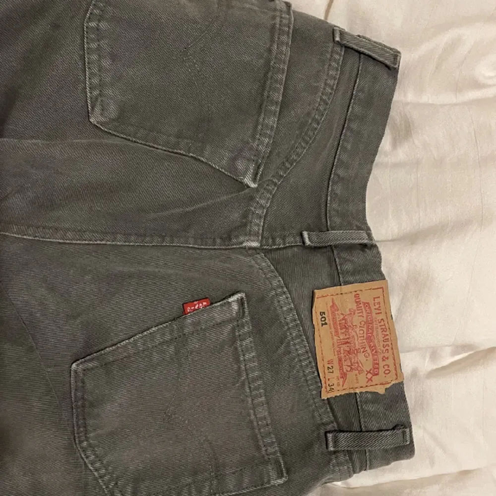 Säljer dessa gråa jeans från levis i modellen 501 ! 🩷 W27 L34,  splits. Jeans & Byxor.
