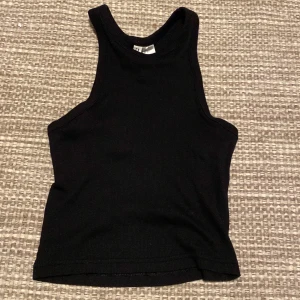 Svart linne - Ett svart linne ribbad säljer den för att den går inte till användning frakt ingår ej