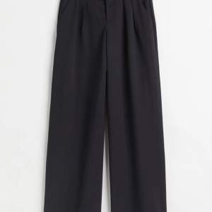 Lågmidjade svarta byxor i fint skick! 💗Använda en gång och köpta på H&M. Nypris 199. 