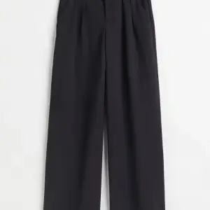 Lågmidjade svarta byxor i fint skick! 💗Använda en gång och köpta på H&M. Nypris 199. 