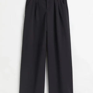 Pösiga kostymbyxor  - Lågmidjade svarta byxor i fint skick! 💗Använda en gång och köpta på H&M. Nypris 199. 