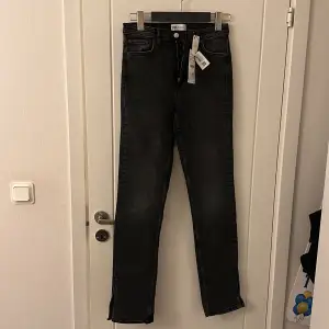 Svarta stentvättade jeans med slits från zara Storlek 38 Aldrig använda 