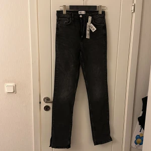 Jeans med slits - Svarta stentvättade jeans med slits från zara Storlek 38 Aldrig använda 