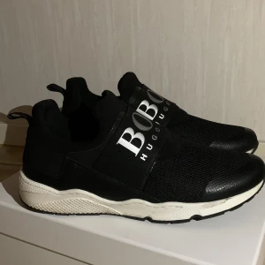 Hugo Boss skor till salu! - Säljer mina Hugo Boss skor på grund av missnöjd med passformen på mig, i storlek 39.  Använda max 4ggr, skicket är som ny. Köpta för 1600, snabbaffär kan diskuteras. Kartongen till skorna finns också. Har inget kvitto, däremot orderbekräftelse.