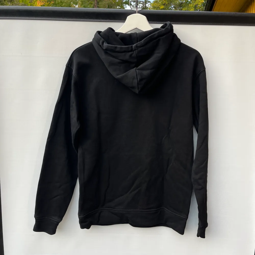 Säljer en riktigt snygg o basic svart hoodie från märket Incognito med en kinesisk text över bröstet. Knappt använd o ser nästan ny ut. Storlek s men passar som xs. Skriv gärna vid frågor och funderingar . Hoodies.