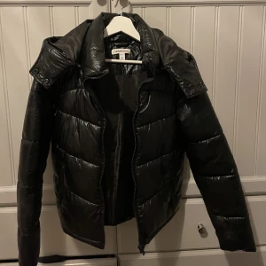 Glansig jacka - Säljer min glansiga jacka, inte mycket använd. Storlek S kostar 100 kr plus frakt.