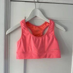 Sportbh  - Sportbh från Cubus som är köpt för cirka 5 år sedan men endast använd 3-4 gånger så fint skick!