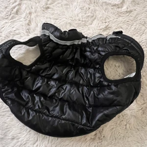 Vändbar Hundjacka  - Använd några få gånger 