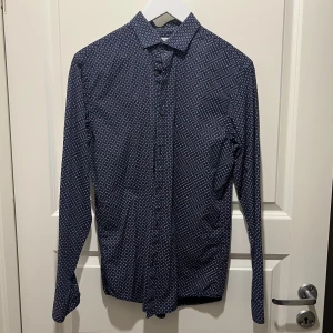 Skjorta - Använd fåtal gånger, fint skick. Säljes då den inte används längre. 