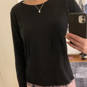 Basic tröja  - En basic långärmad tröja från Cubus. Aldrig använd och är i nytt skick. Säljer tröjan då den är för stor och kommer inte till användning. Ett bra bas plagg. Köpare står för Frakt. 