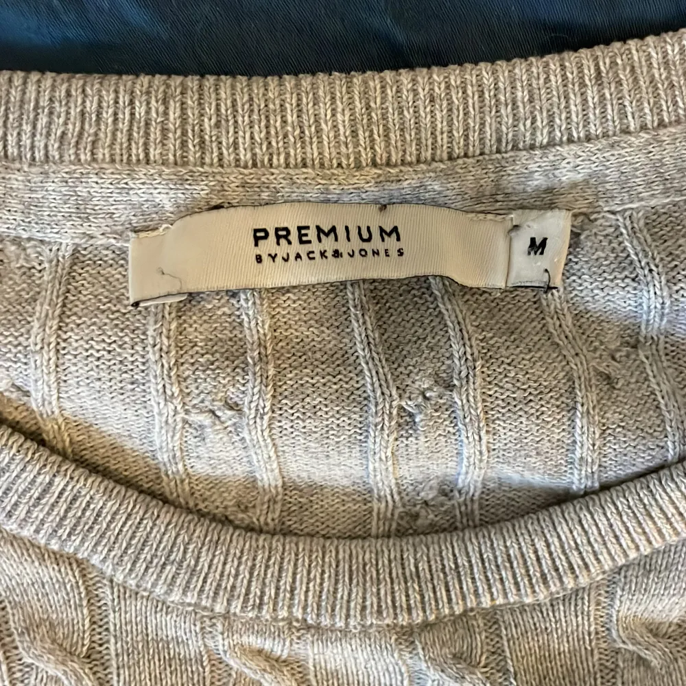 En grå Kabelstickad tröja från Jack&Jones premium. Tröjan är i utmärkt skick och har inga hål eller andra defekter. Storlek medium. Perfekt nu till vintern.Hör av dig för fler bilder eller frågor!. Stickat.