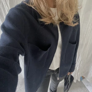 Marinblå overshirt - Marinblå overshirt i strl L. Passar bra på mig som brukar ha xs/s. Knappt använd. Från Åhléns, jag köpte den för 599kr och säljer den för 300kr. Har två dragkedjor💕